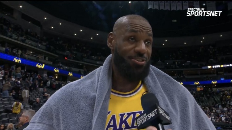 加拿大28玩法-詹姆斯:我有太多失误首节就3次 这不像我的风格&下半场我改进了